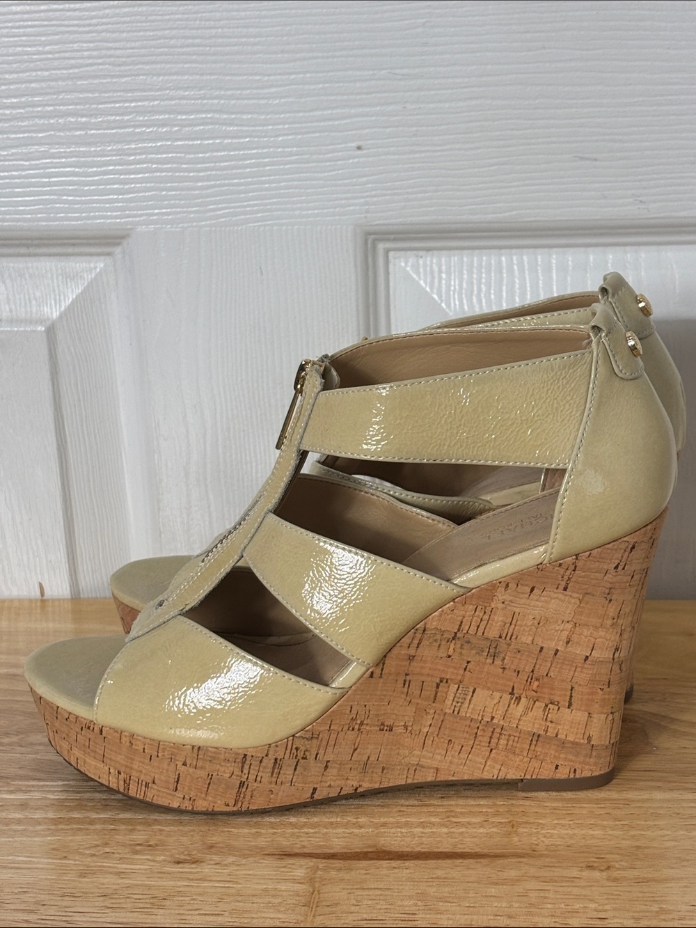 MICHAEL Micheal Kors Beige Patent Cork Wedge Sandals Size 8.5 neutral natural